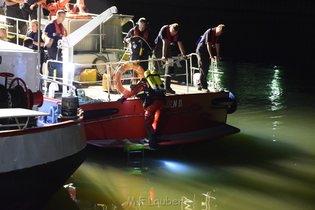 Havarie Wassereinbruch Motorraum beim Schiff Koeln Niehl Niehler Hafen P362.JPG - Miklos Laubert